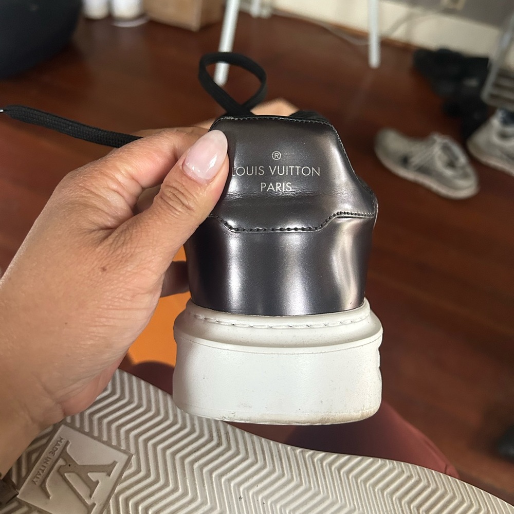 Beverly Hills LV shoes size 9 in men’s or size 11 in women’s